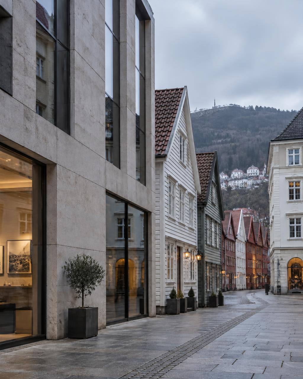 Rolig gate i Bergen sentrum med moderne steinfasade og trehus